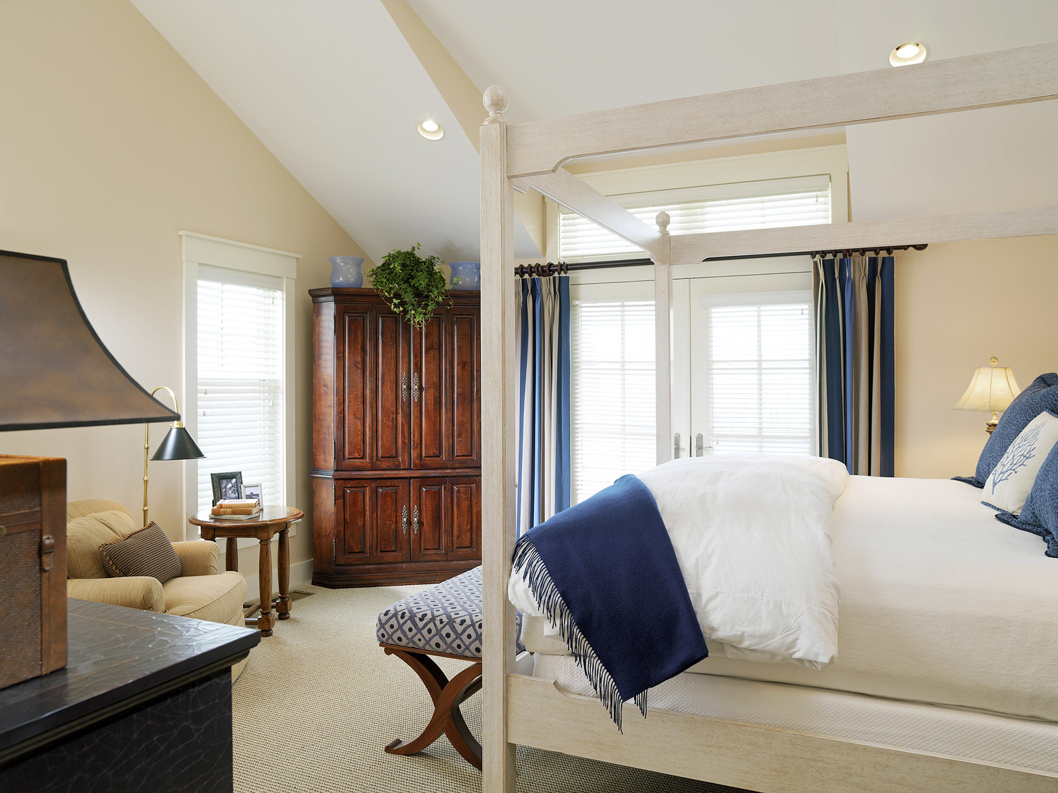 Waterfront vacation home on Narragansett Bay, Interior Design by Kenneth E. Hurd & Associates